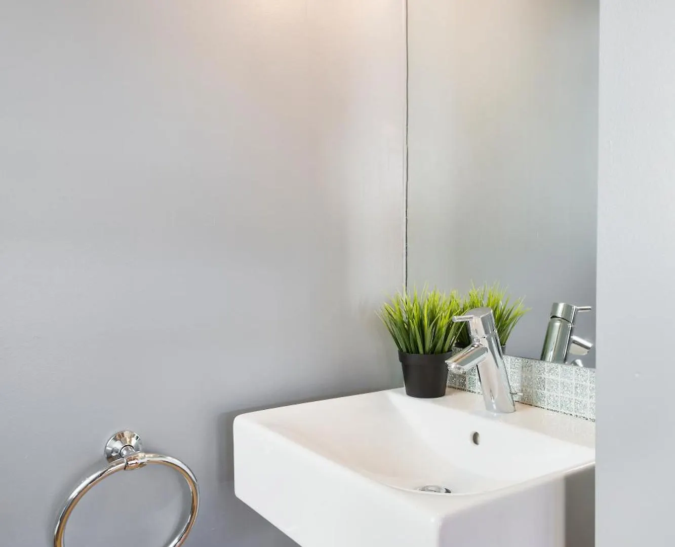 My Space Emirates - Spacious Apartments Near The City Center Barcelona 0*,