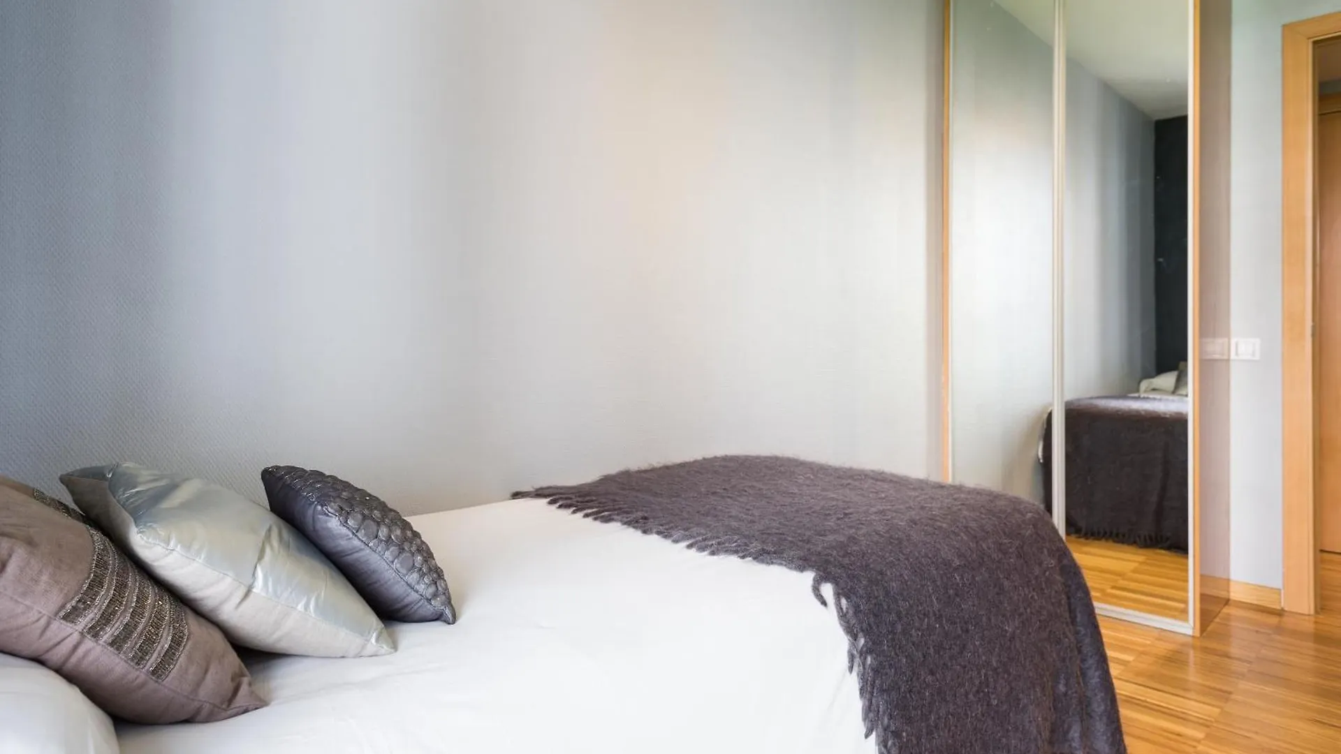 My Space Emirates - Spacious Apartments Near The City Center Barcelona