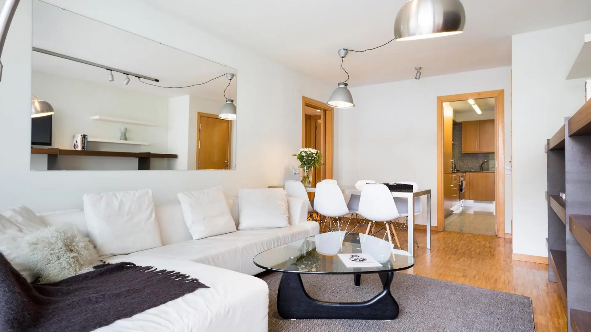My Space Emirates - Spacious Apartments Near The City Center Barcelona