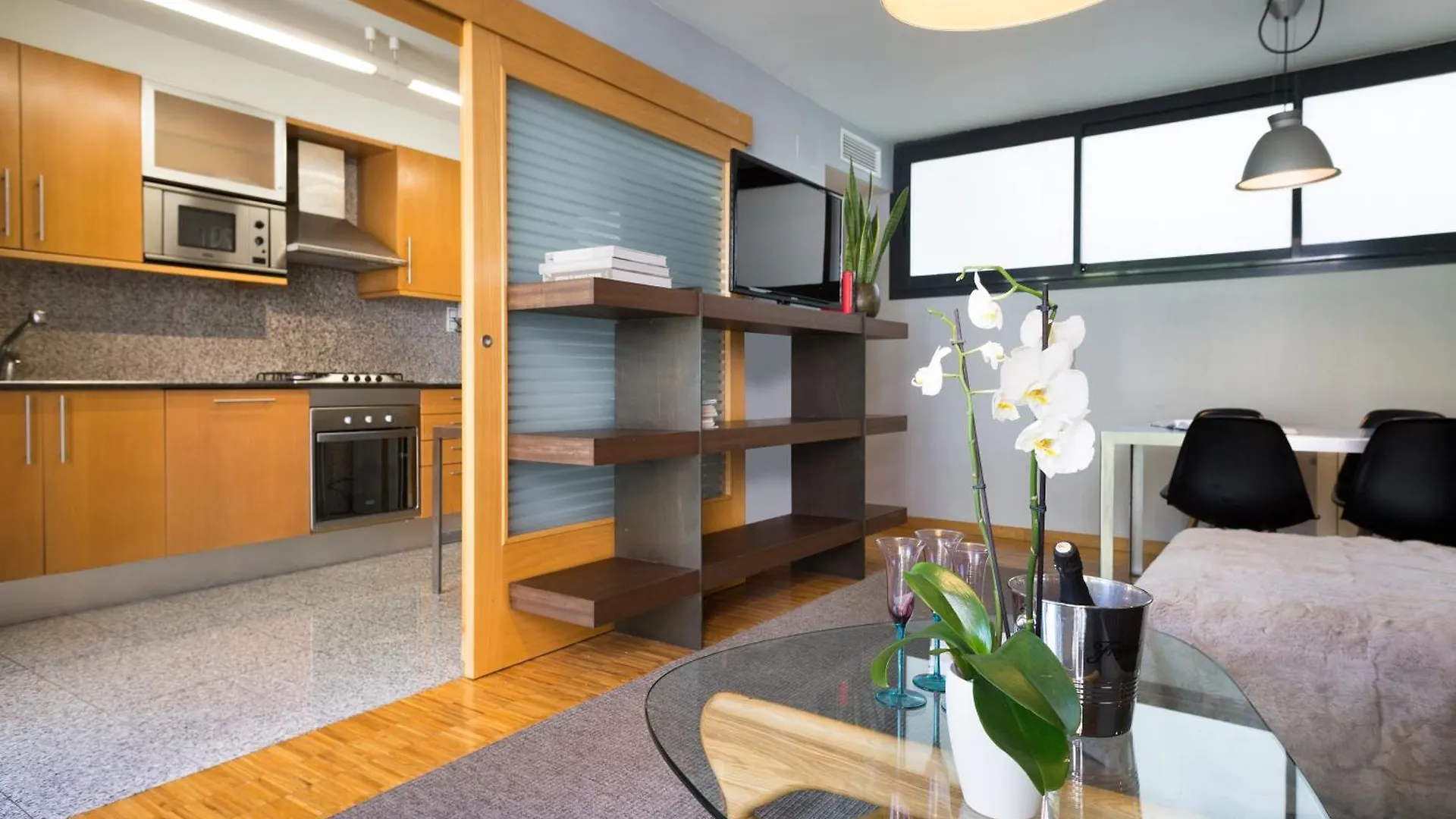 My Space Emirates - Spacious Apartments Near The City Center Barcelona