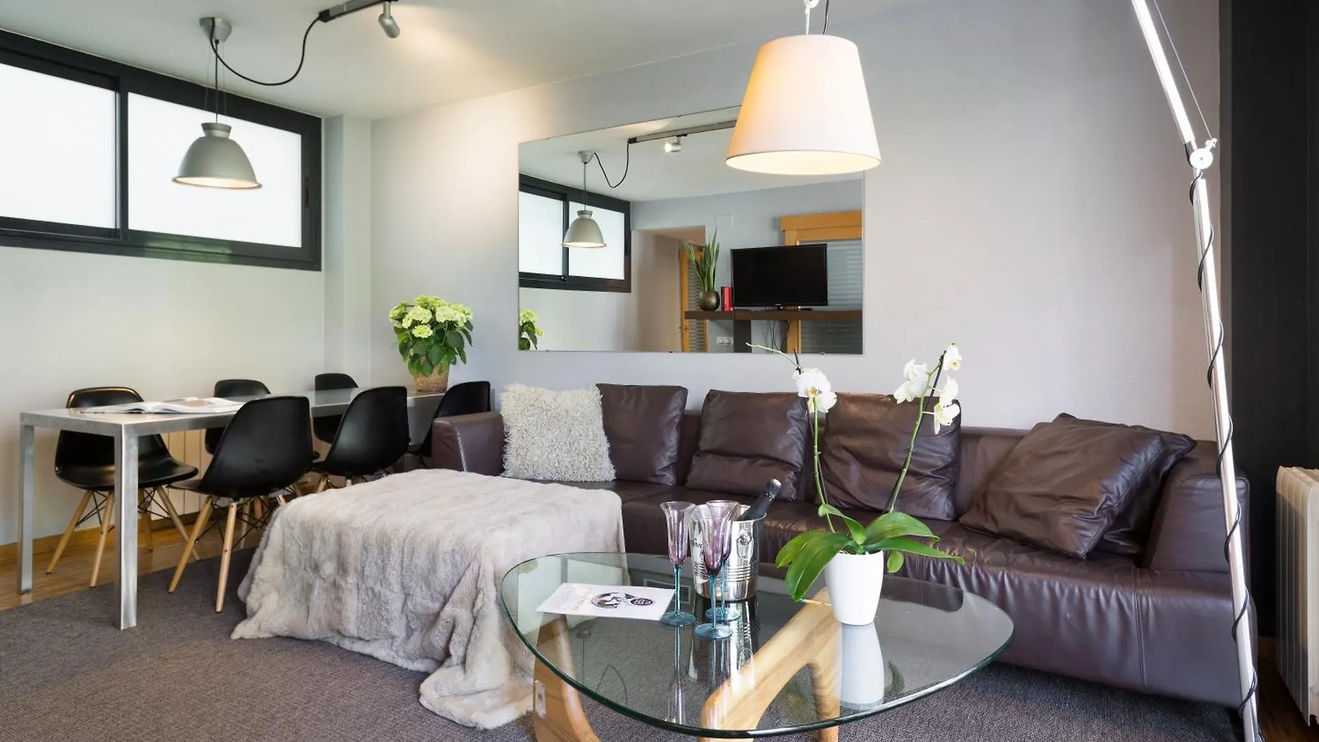 My Space Emirates - Spacious Apartments Near The City Center Barcelona 0*,