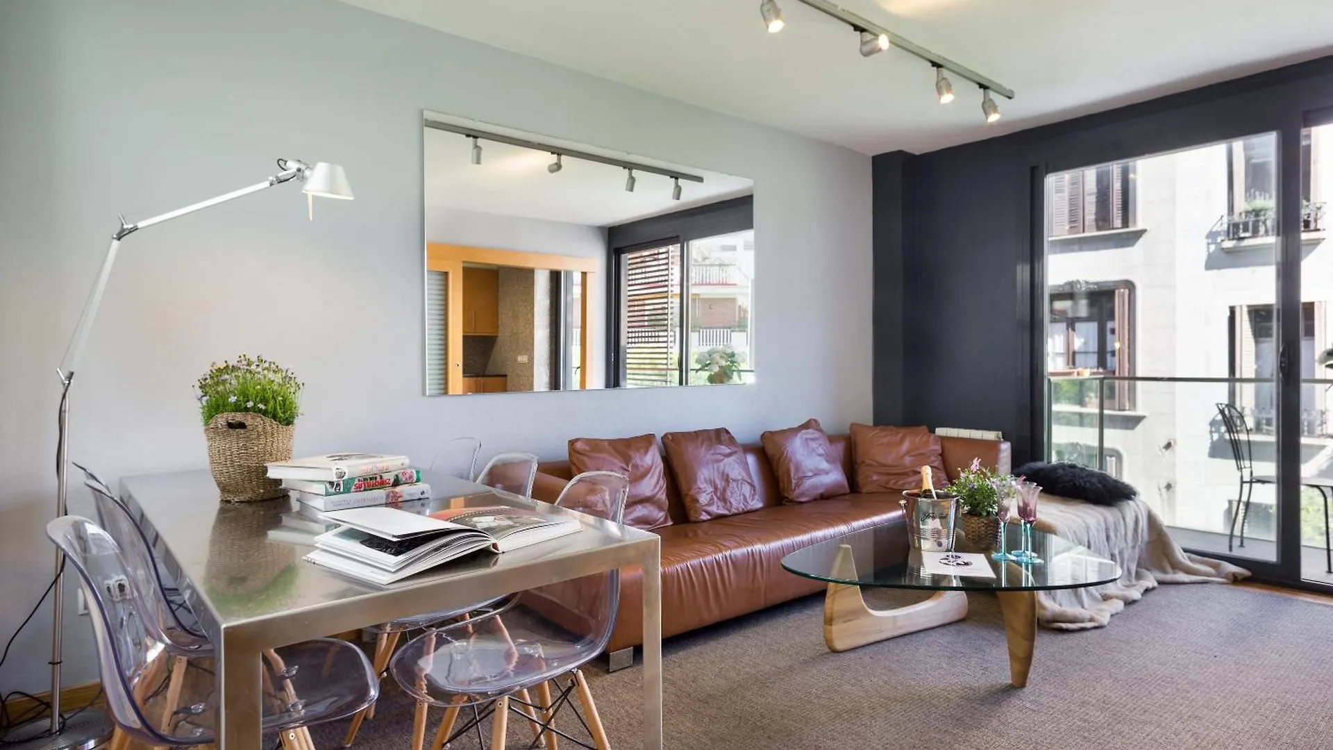 My Space Emirates - Spacious Apartments Near The City Center Barcelona