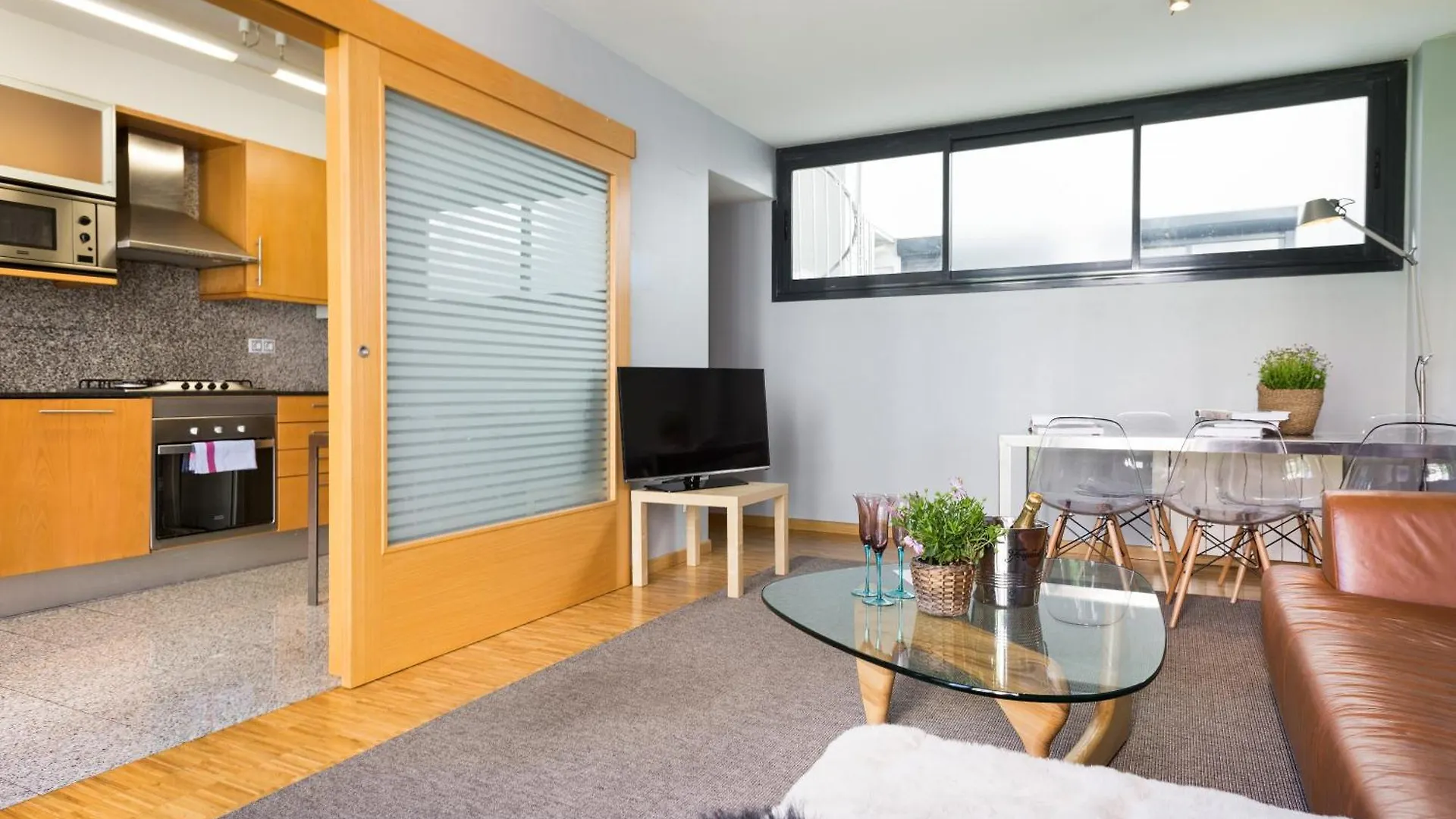 My Space Emirates - Spacious Apartments Near The City Center Barcelona