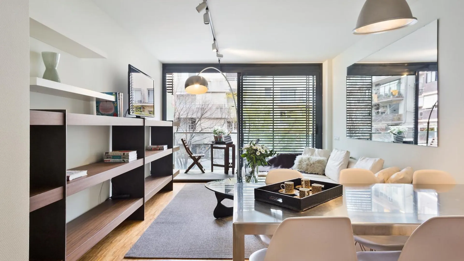 My Space Emirates - Spacious Apartments Near The City Center Barcelona