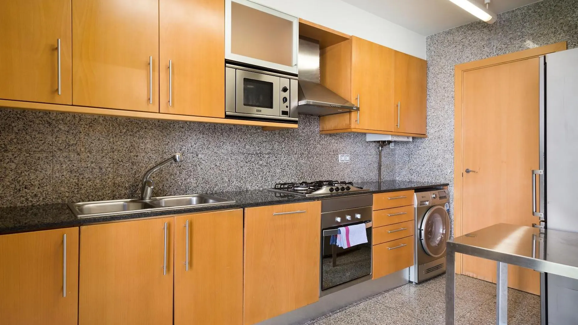 My Space Emirates - Spacious Apartments Near The City Center Barcelona 0*,