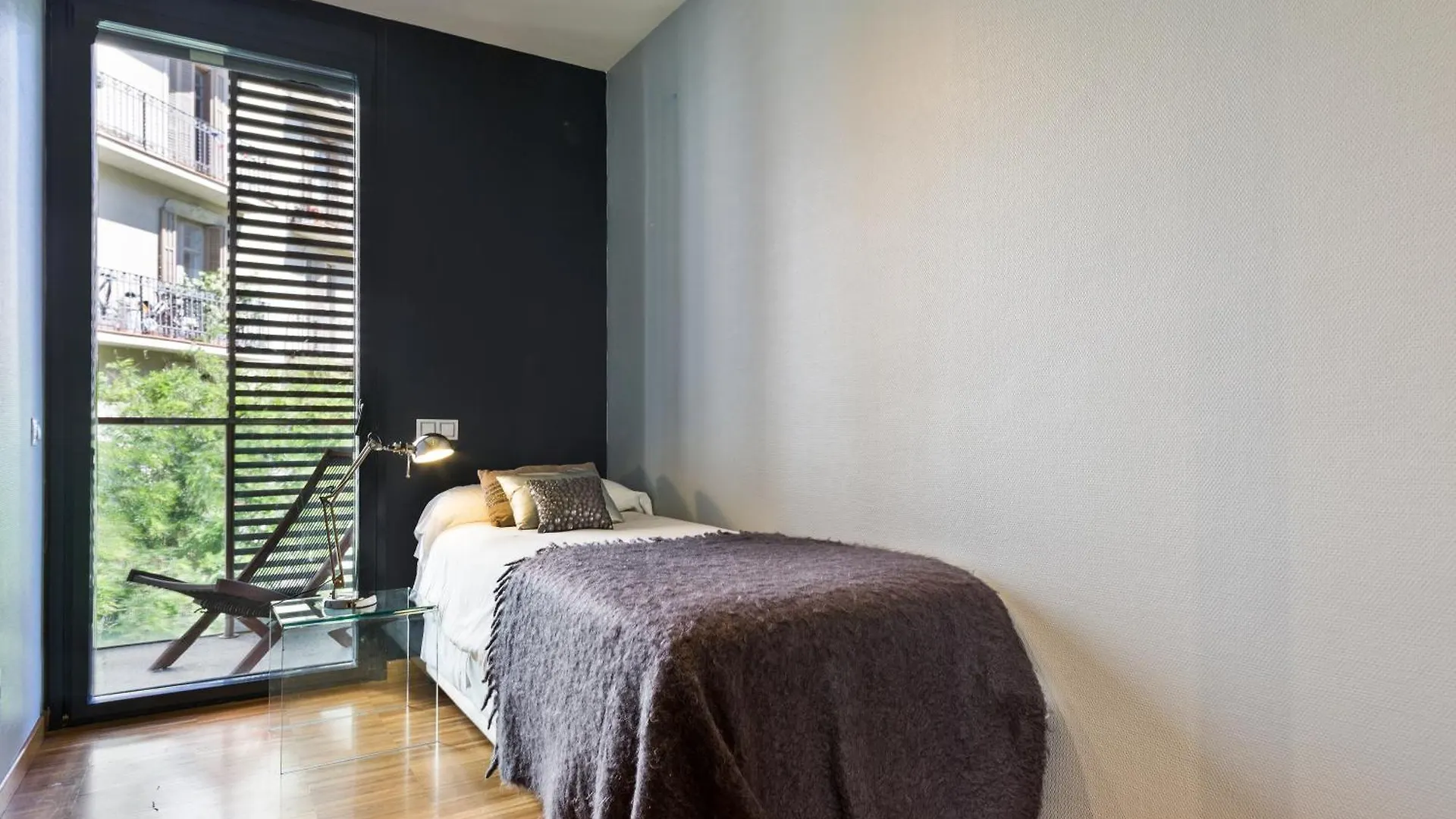 My Space Emirates - Spacious Apartments Near The City Center Barcelona
