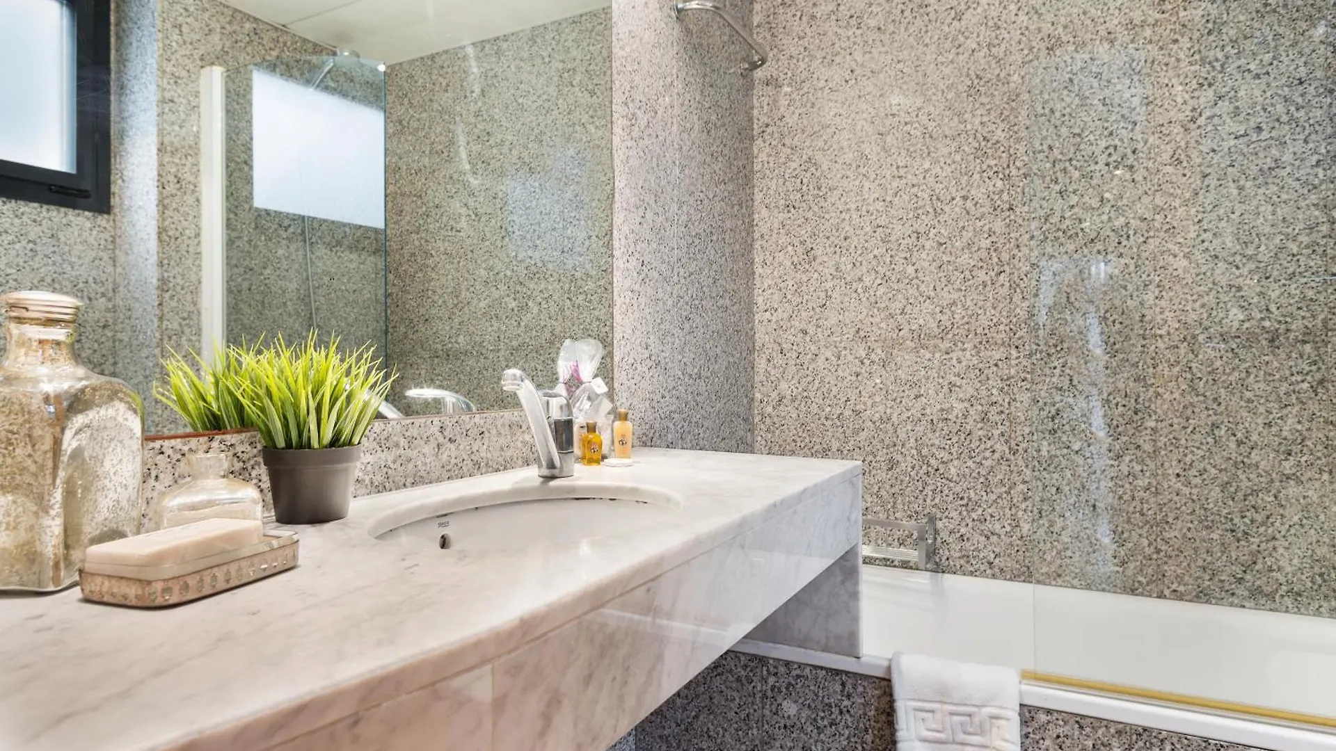 My Space Emirates - Spacious Apartments Near The City Center Barcelona