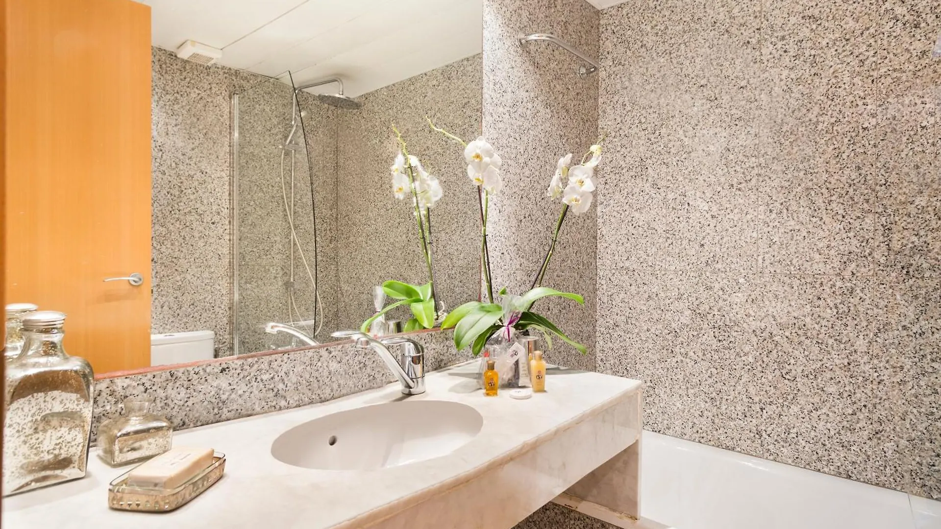 My Space Emirates - Spacious Apartments Near The City Center Barcelona