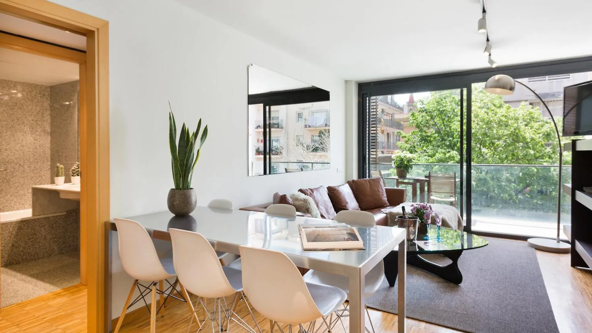 My Space Emirates - Spacious Apartments Near The City Center Barcelona