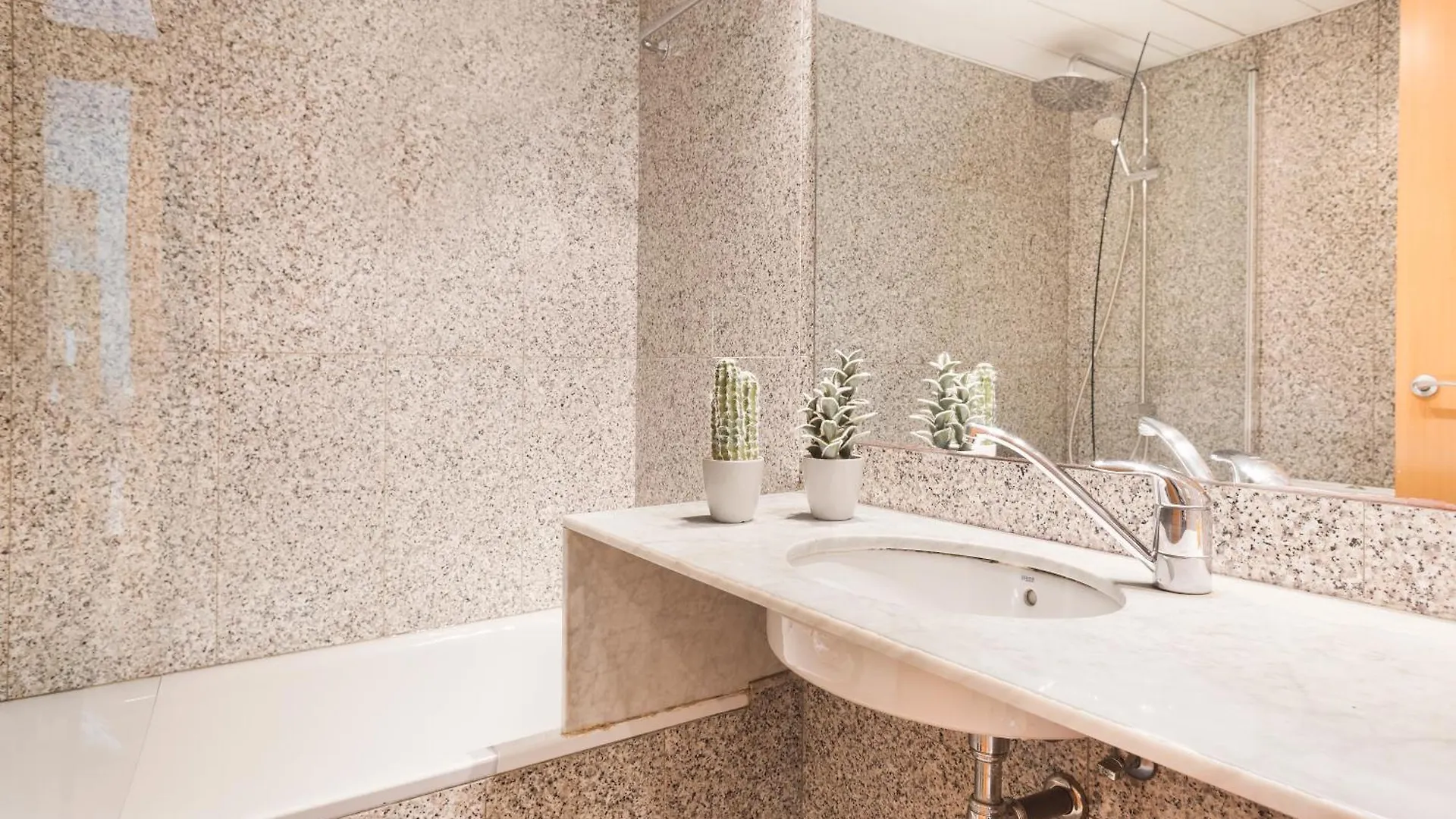 My Space Emirates - Spacious Apartments Near The City Center Barcelona Spanje