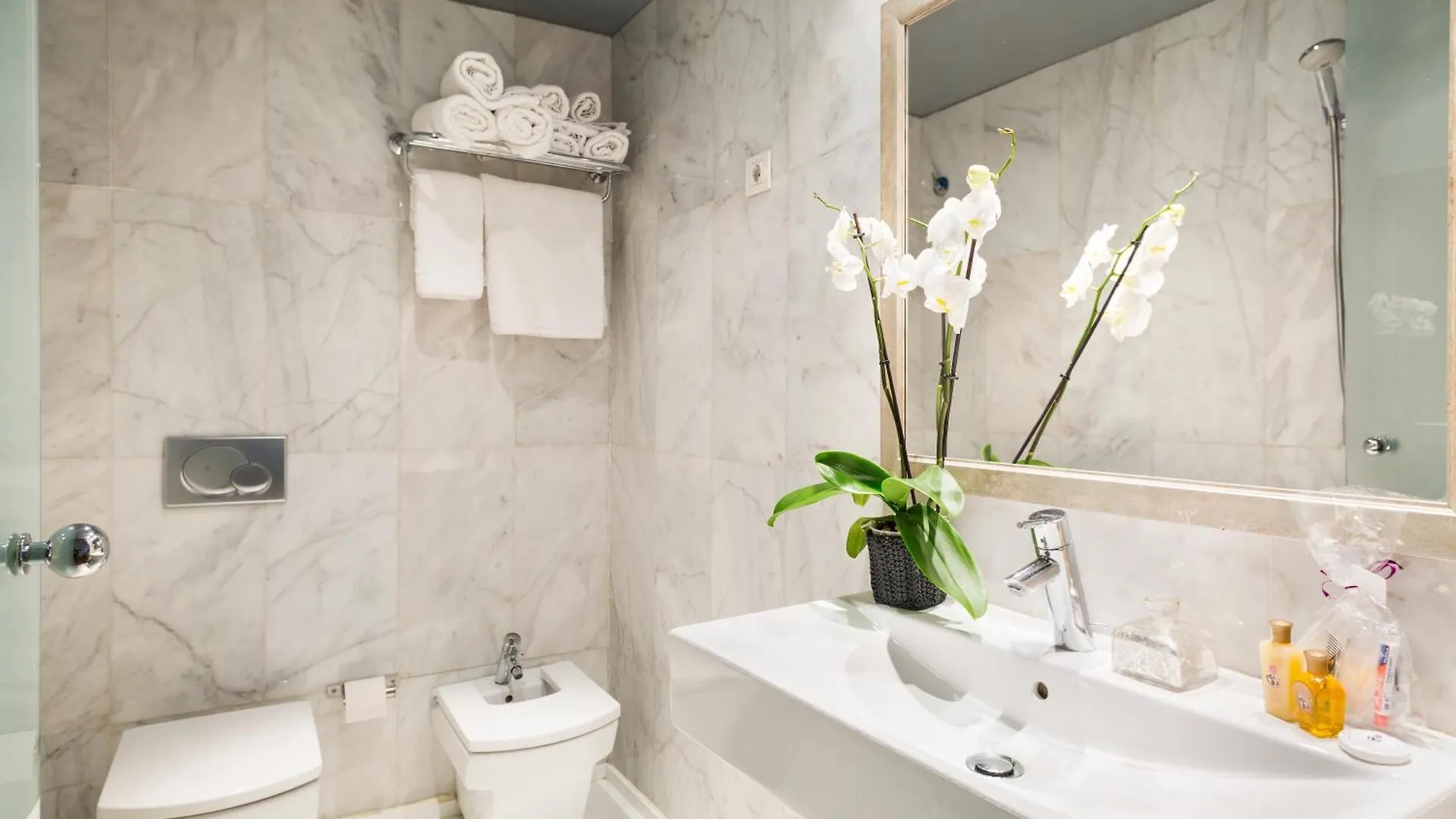 My Space Emirates - Spacious Apartments Near The City Center Barcelona 0*,  Spanje