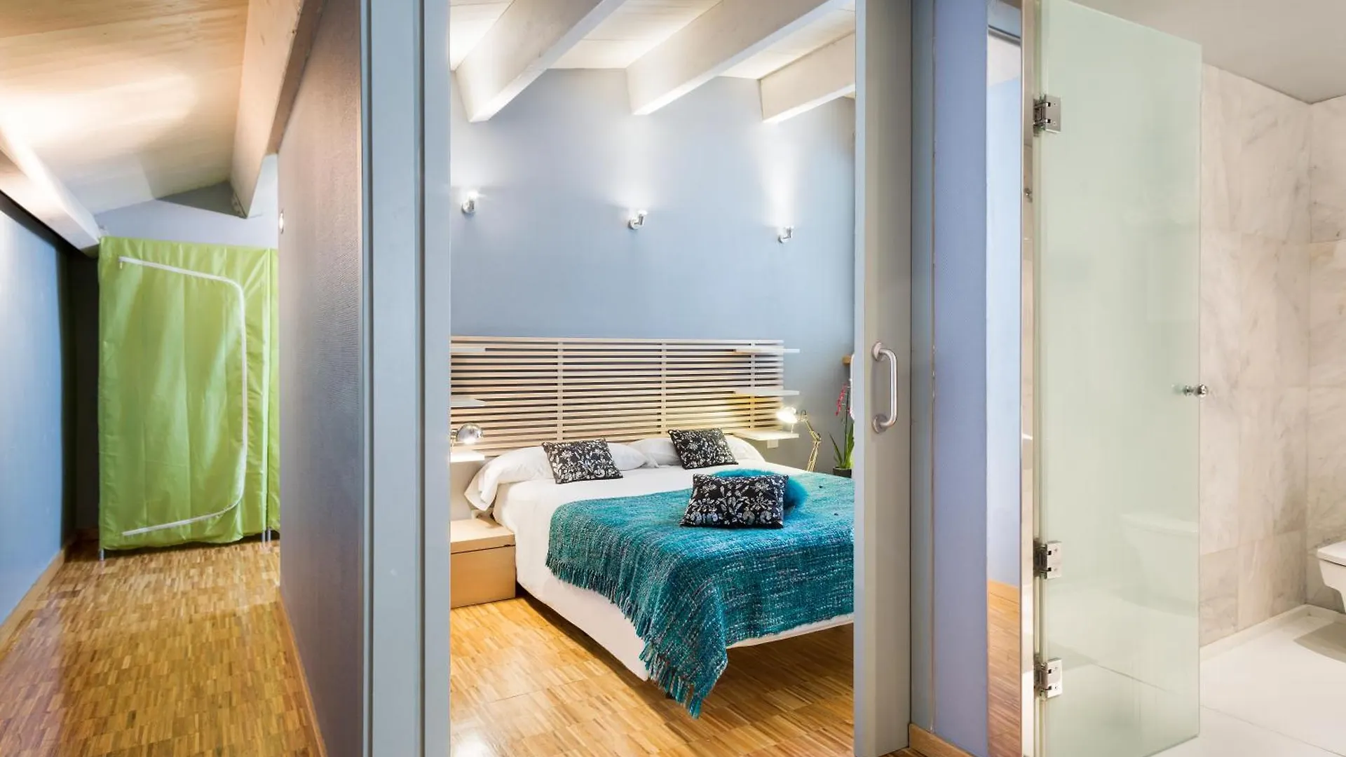 My Space Emirates - Spacious Apartments Near The City Center Barcelona 0*,  Spanje