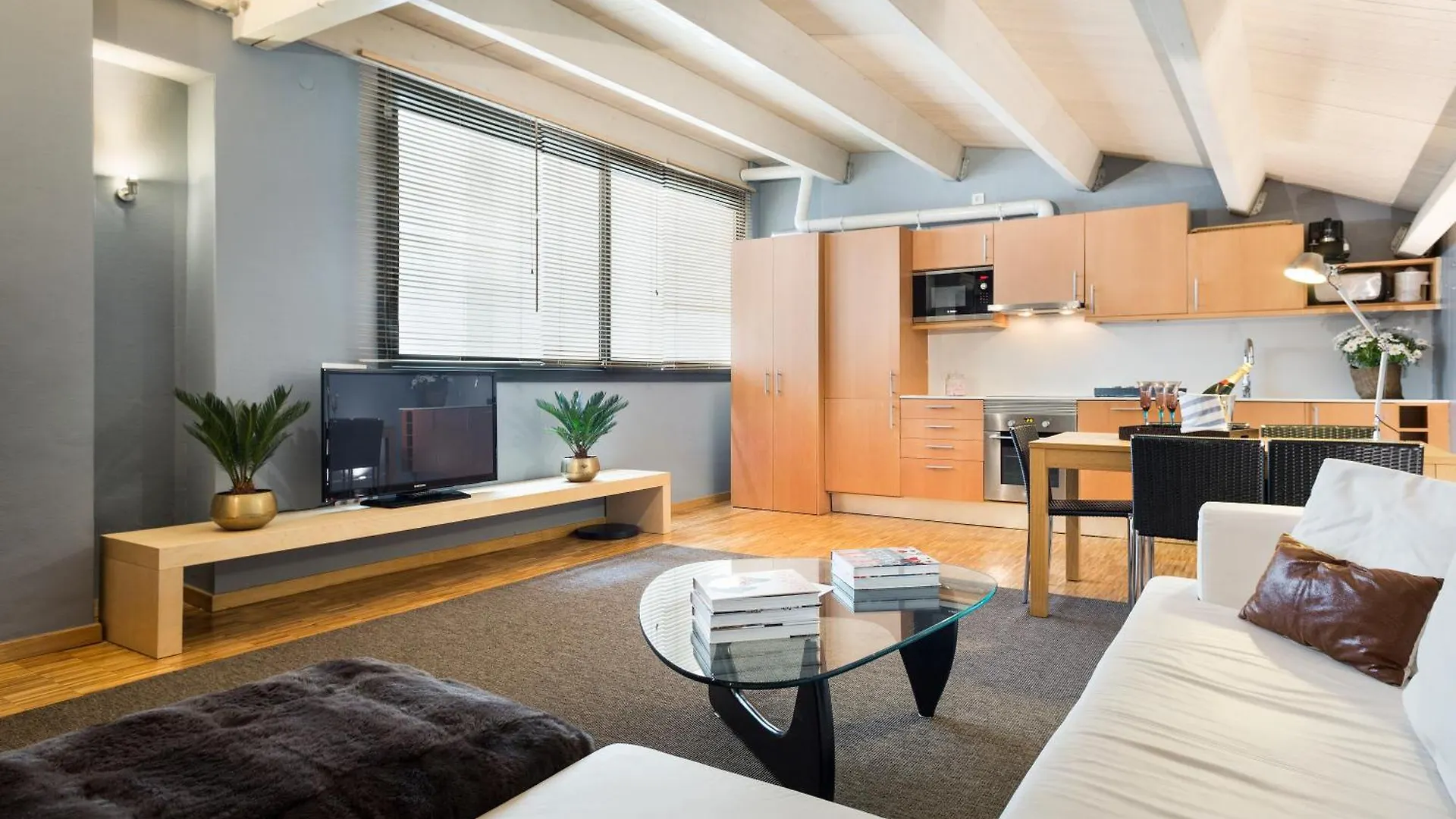 My Space Emirates - Spacious Apartments Near The City Center Barcelona 0*,  Spanje