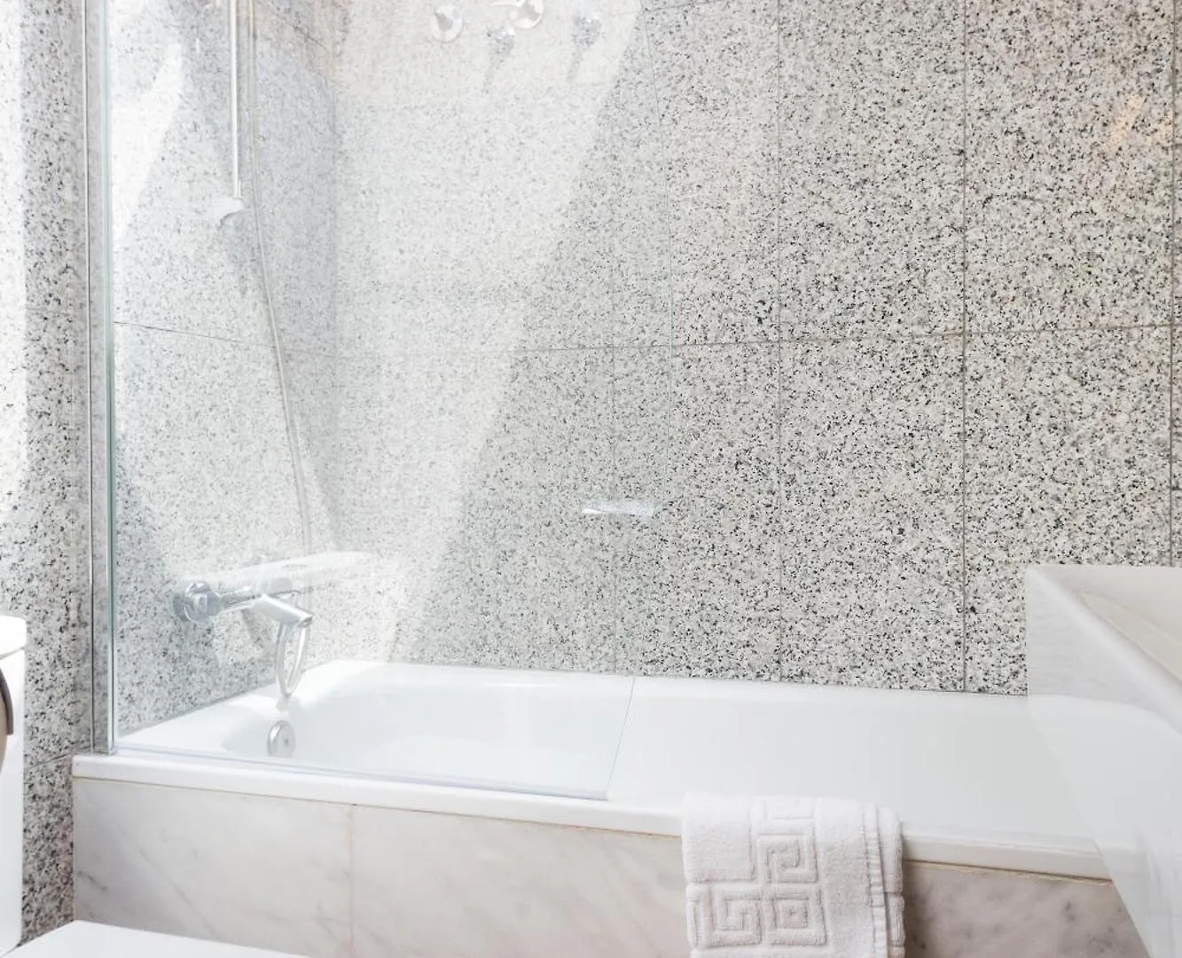 My Space Emirates - Spacious Apartments Near The City Center Barcelona
