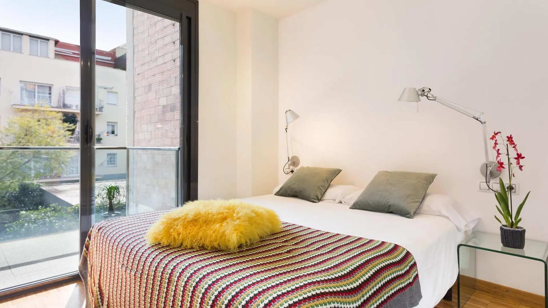 My Space Emirates - Spacious Apartments Near The City Center Barcelona 0*,